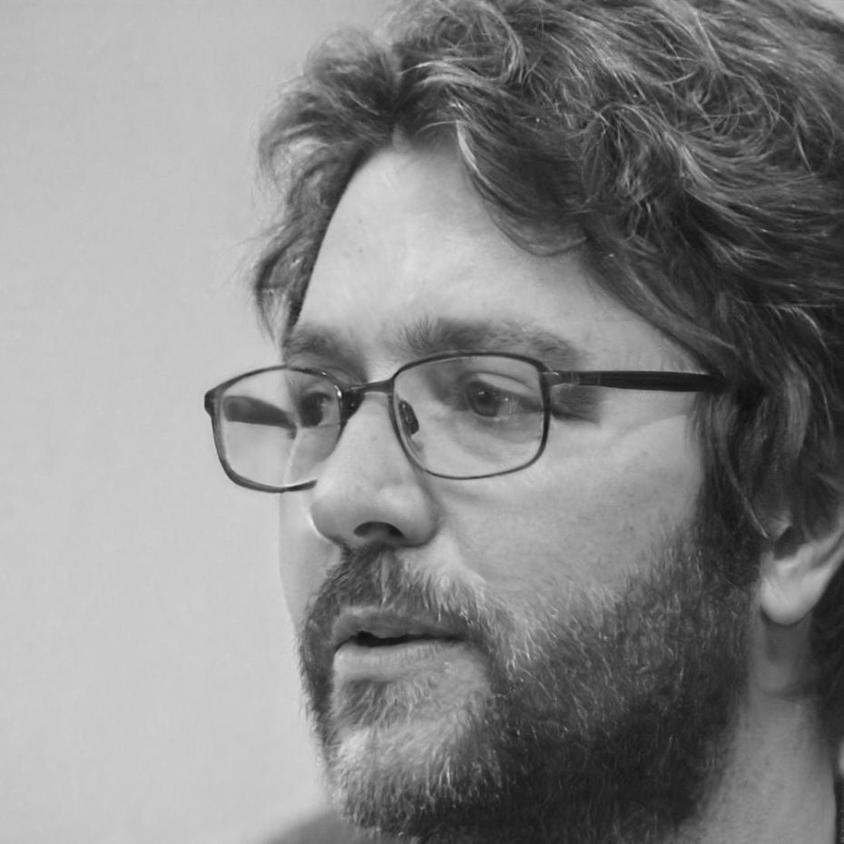 Retrato profesional de Aurelio Mendez, Director de Recursos Humanos
